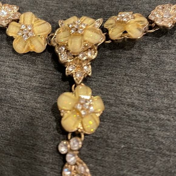 Beautiful vintage necklace with yellow flowers - Picture 3 of 4